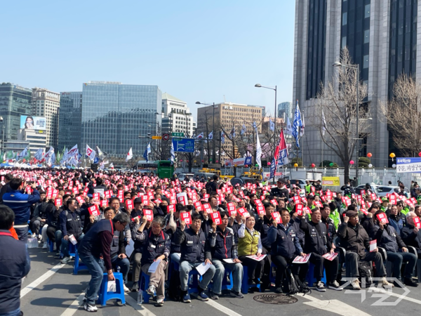 지난 3일 오후 서울 종로구 광화문 인근에서 전국민주노동조합총연맹, 전국금속노동조합 등 다양한 단체들이 탄핵 찬성 집회를 진행하고 있다. [직썰]