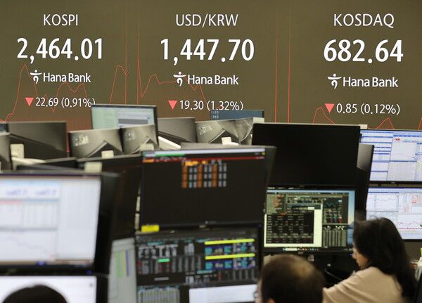 4일 서울 중구 하나은행 본점 딜링룸 모습. [연합뉴스]