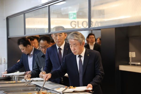 농협중앙회 강호동 회장(오른쪽 첫 번째)은 지난 4일 NH농협생명 본사 구내식당을 찾아 ‘아침밥 먹기 캠페인’에 참여했다. [NH농협생명]