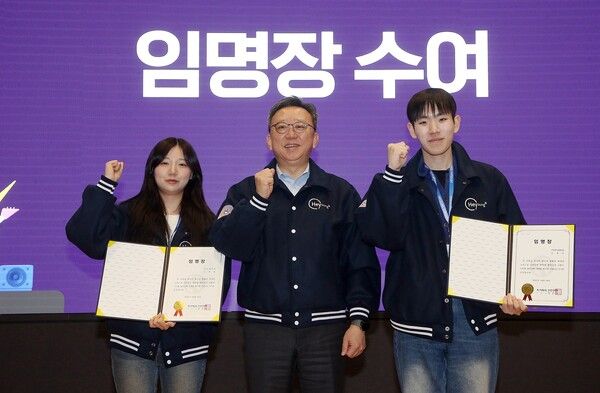 지난 4일 서울시 중구 소재 신한은행 본점에서 진행된 ‘헤이영 서포터즈 2기 발대식’ 에서 정상혁 신한은행장이 서포터즈들과 발대식에서 기념촬영하고 있다. [신한은행]