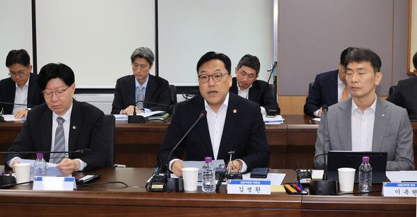 병환 금융위원회 위원장이 7일 서울 종로구 정부서울청사에서 금감원, 5대 금융지주, 은행연합회 등 관계자들이 참석한 금융 상황 점검 회의에서 발언하고 있다. [연합뉴스]