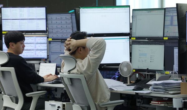 7일 오후 서울 중구 하나은행 딜링룸 모습. [연합뉴스]