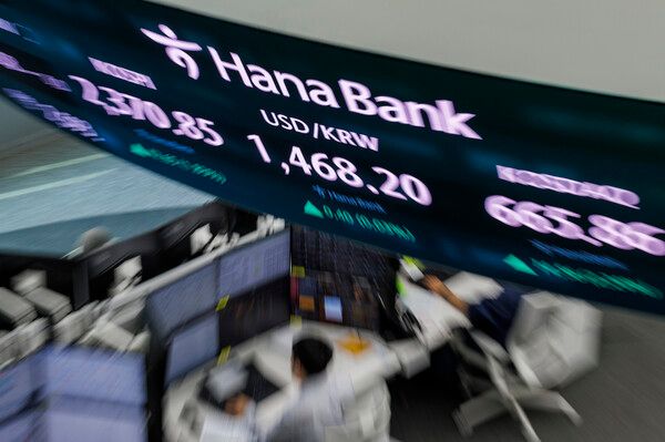 8일 오전 서울 중구 하나은행 딜링룸 모습. [연합뉴스]