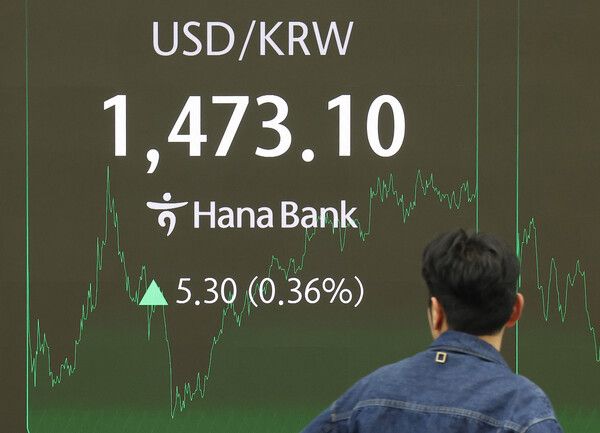 8일 서울 중구 하나은행 본점 딜링룸 모습. ]연합뉴스]