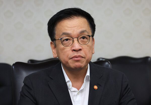 최상목 부총리 겸 기획재정부 장관이 8일 서울 종로구 정부서울청사에서 미국 관세 부과에 따른 분야별 영향 점검을 논의하기 위해 열린 경제관계장관 간담회에서 발언하고 있다. [연합뉴스]