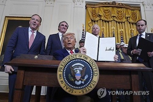 석탄 활성화 행정명령 서명한 도널드 트럼프 미국 대통령. [워싱턴 AP]