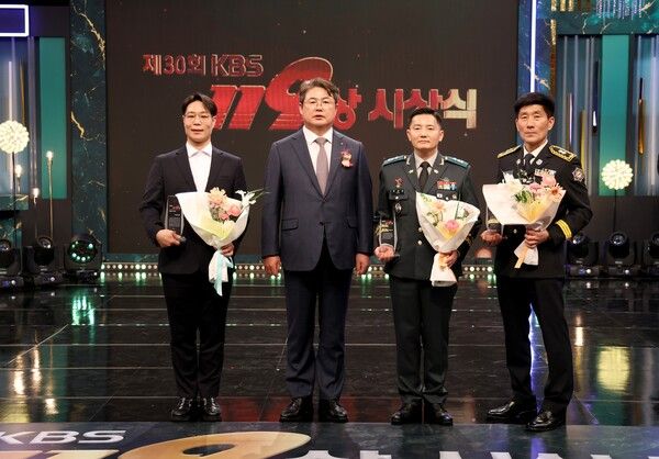 지난 1일 서울시 여의도 KBS공개홀에서 열린 'KBS119상' 시상식에서 정종표 DB손해보험 사장(왼쪽 두번째)과 특별상, 명예상 수상자들이 기념촬영을 하고 있다. [DB손해보험]