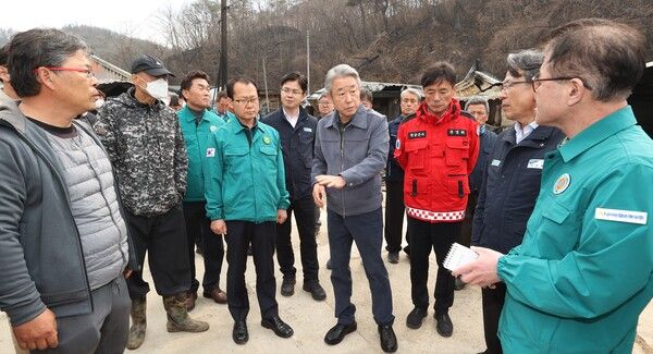 강호동 농협중앙회장(가운데)은 산불 피해 현장에서 피해 대책을 논의하고 있다. [농협]