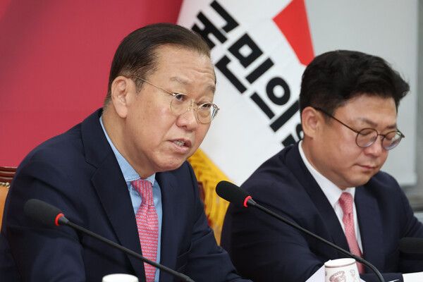 국민의힘 권영세 비상대책위원장이 10일 서울 여의도 국회에서 사상 초유의 대선 후보 교체에 대한 입장을 밝히고 있다.