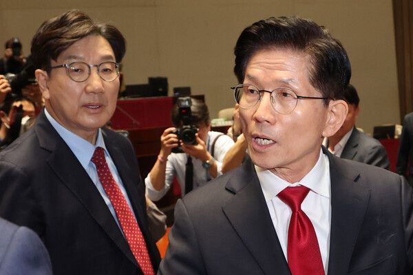 국민의힘 김문수 대선 후보가 9일 서울 여의도 국회에서 열린 의원총회에서 권영세 비상대책위원장이 단일화를 압박하는 발언 뒤 퇴장하자 항의하며 의총장을 나가고 있다.