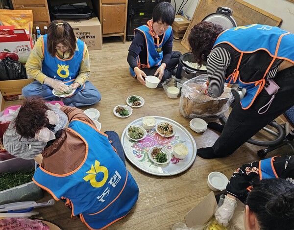 농가주부모임 회원들이 지난 8일 경북 안동시 국곡리 마을회관에서 중식을 준비하고 있다. [농협중앙회]