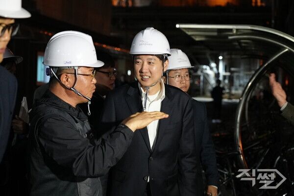 제21대 대통령 선거 공식 선거운동 첫날인 12일 새벽 개혁신당 이준석 대선 후보가 전남 여수시 금호피앤비화학 여수2공장을 방문해 현장을 둘러보고 있다. [개혁신당]