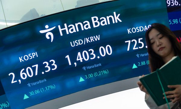 2일 서울 중구 하나은행 본점 딜링룸 전광판에 이날 거래를 마감한 코스피와 코스닥지수, 원/달러 환율이 표시돼 있다. [연합뉴스]