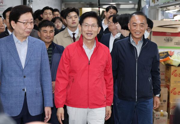 제21대 대통령 선거 공식 선거운동 첫날인 12일 국민의힘 김문수 대선 후보가 서울 송파구 가락시장을 방문하고 있다. [연합뉴스]