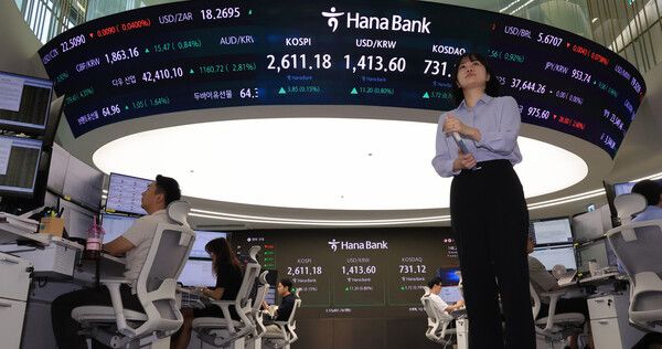 13일 서울 중구 하나은행 딜링룸 모습. [연합뉴스]