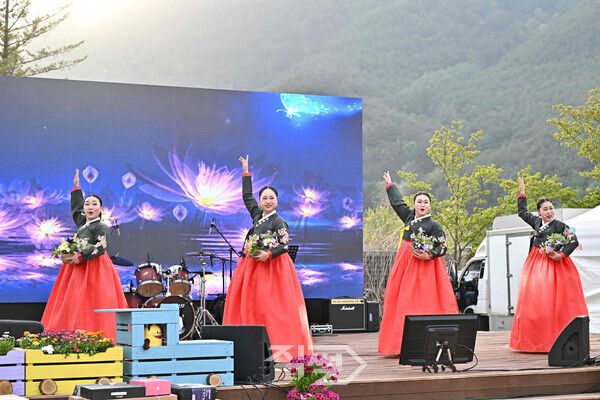 정선군립아리랑예술단 ‘정선아라리’ 공연 모습. [밀양시]