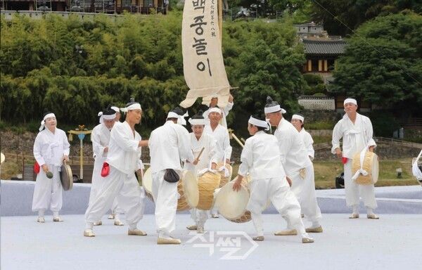 백중놀이보존회 ‘오북춤’ 공연 모습.&nbsp;
