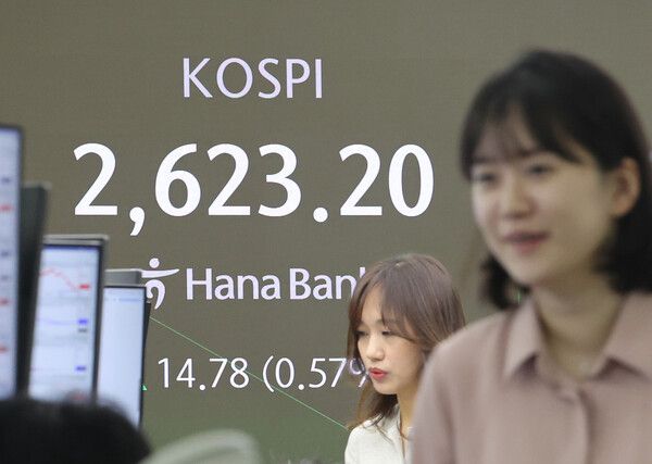 14일 서울 중구 하나은행 딜링룸 모습. [연합뉴스]