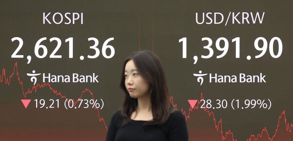 15일 서울 중구 하나은행 딜링룸 모습. [연합뉴스]