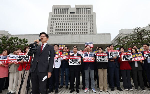 국민의힘 김문수 대선 후보가 15일 서울 서초구 대법원 앞에서 열린 사법부 수호 및 더불어민주당 규탄대회에서 발언하고 있다.