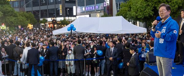 더불어민주당 이재명 대선후보가 15일 전남 목포시 평화광장 원형상가 앞에서 열린 유세에서 지지를 호소하는 연설을 하고 있다.