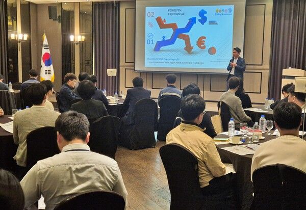 지난 14일 ‘2025년 2분기 환율전망 세미나’에서 민경원 선임 연구원이 경남지역 수출입기업 임직원에게 환율 전망에 대해 강연을 하고 있다. [우리은행]