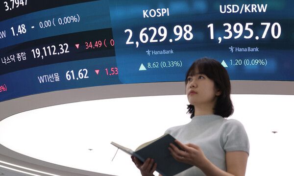 16일 서울 중구 하나은행 딜링룸 모습. [연합뉴스]