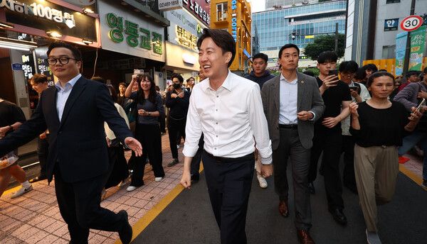 개혁신당 이준석 대선 후보가 15일 서울 광진구 건대맛의거리에서 도보 유세를 하며 시민들과 인사하고 있다.