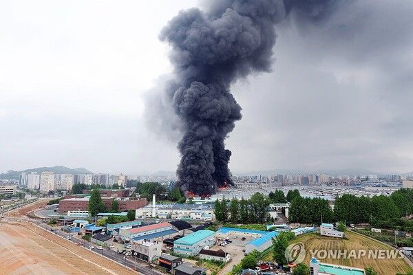 17일 오전 광주 광산구 송정동 금호타이어 광주공장에서 불이 나 검은 연기가 치솟고 있다. 소방 당국은 광주 전체 소방서 인력을 동원하는 대응 2단계를 발령해 진화 중이다. [연합뉴스]