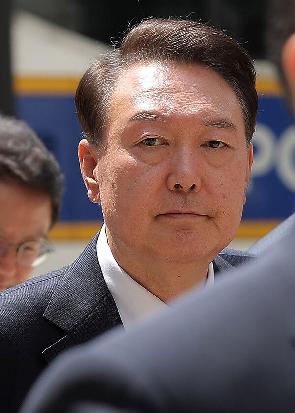 윤석열 전 대통령이 12일 서울 서초구 중앙지방법원에서 열린 내란 우두머리 혐의, 직권남용 권리행사방해 혐의 사건 3차 공판에 출석하고 있다. [연합뉴스]