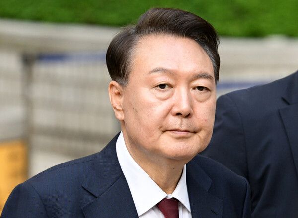 윤석열 전 대통령이 12일 서울 서초구 중앙지방법원에서 열린 내란 우두머리 혐의, 직권남용 권리행사방해 혐의 사건 3차 공판을 마친 뒤 법정을 나서고 있다. [연합뉴스]