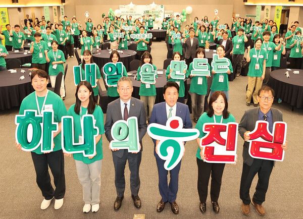 하나금융그룹은 지난 16일 오후 명동사옥 대강당에서 사회혁신기업과 고용 취약계층을 연결하는 ‘2025 하나 파워 온 혁신기업 인턴십’ 출발행사를 가졌다.이날 출발행사에 참석한 함영주 하나금융그룹 회장(사진 첫째 줄 오른쪽에서 세 번째)이, 김민석 고용노동부 차관(사진 첫째 줄 오른쪽에서 네 번째), 정승국 한국사회적기업진흥원장(사진 첫째 줄 맨 오른쪽), 사회혁신기업 대표 및 인턴 참가자들과 함께 기념촬영을 하고 있다. [하나금융그룹]