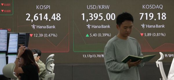 19일 서울 중구 하나은행 딜링룸 모습. [연합뉴스]