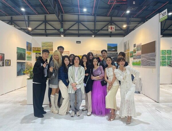 지난 15일~18일에 열린 '2025 서울 아트페어'에 (사)한국인플루언서콘텐츠협회 셀러지오 손지오 총괄대표, 운영위원장 AVPN 이종현대표, 이민호 사무국장을 비롯해 홍보국장 뉴욕언니 신정주, 인플루언서 신윤휘, 엘레이나 황이나, 클래시은하 이은하, 의사언니 이진영, 쭈언니 강주아, 유튜버 카준형, 가수더더 이현영과 로맨 김창훈 등이 방문했다. [한국인플루언서콘텐츠협회]