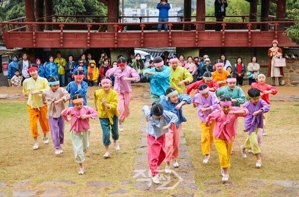 밀양향교에서 열린 선비풍류 공연 모습.[밀양시]