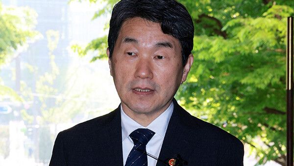 이주호 대통령 권한대행은 2일 출근길에서&nbsp;오전 정부서울청사 출근길에 기자들과 만나 “무거운 책무를 맡게 돼 막중한 책임감을 느낀다”며 안정적인 국정 운영 의지를 드러냈다. [KBS뉴스 갈무리]