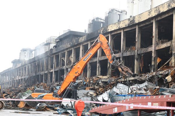 20일 오전 광주 광산구 금호타이어 광주공장에서 불이 난 건물을 철거하기 위해 잔해 정리 작업이 이뤄지고 있다. [연합뉴스]
