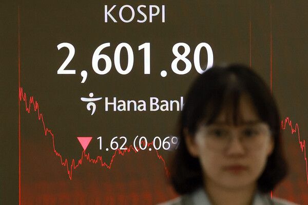 20일 서울 중구 하나은행 본점 딜링룸에서 딜러들이 업무를 보고 있다. [연합뉴스]