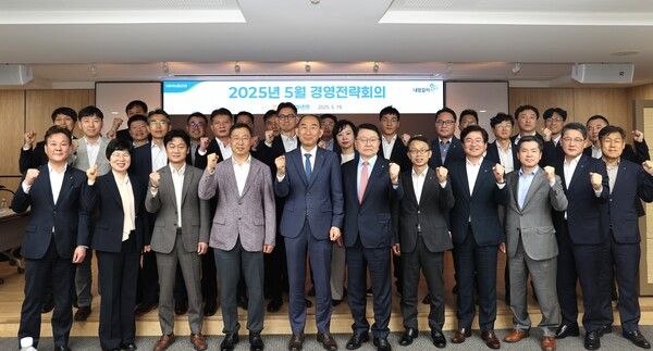 NH농협생명(대표이사 박병희, 앞줄 왼쪽 다섯번째)은 지난 19일 서울 본사에서 ‘2025년 5월 경영전략회의’를 실시했다. [NH농협생명]