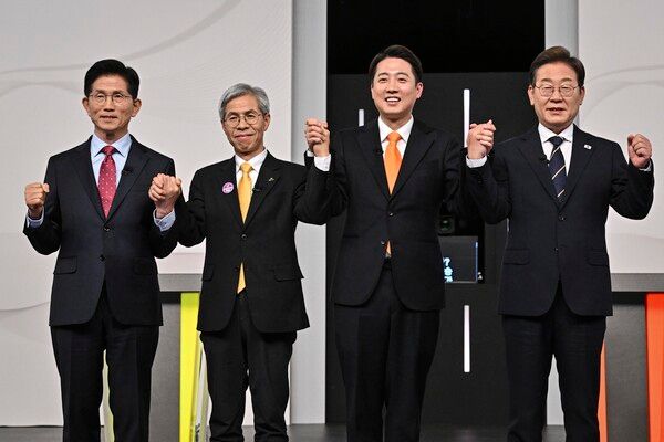 더불어민주당 이재명(오른쪽부터)·개혁신당 이준석·민주노동당 권영국·국민의힘 김문수 대선후보가 18일 서울 마포구 상암동 SBS 프리즘센터 스튜디오에서 열린 시작에 앞서 기념촬영을 하고 있다. [연합뉴스]