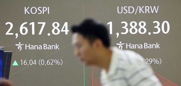 21일 서울 중구 하나은행 딜링룸 모습. [연합뉴스]