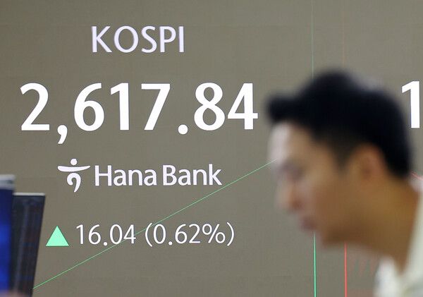 21일 서울 중구 하나은행 딜링룸 모습. [연합뉴스]
