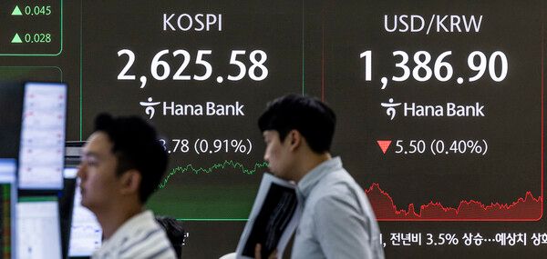 21일 서울 중구 하나은행 딜링룸 모습. [연합뉴스]