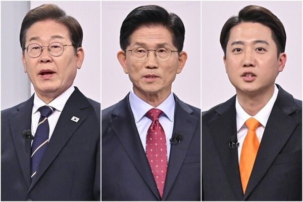 더불어민주당 이재명 대선후보(왼쪽부터), 국민의힘 김문수 대선후보, 개혁신당 이준석 대선후보가 18일 서울 마포구 상암동 SBS 프리즘센터 스튜디오에서 열린 제21대 대선 1차 후보자 토론회를 준비하고 있다. [연합뉴스]