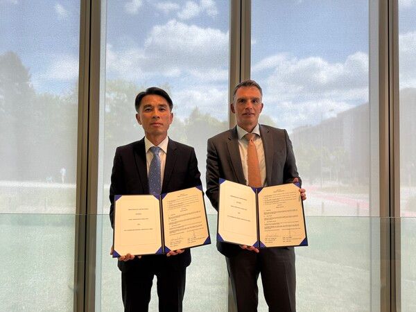 이태훈 은행연합회 전무이사(왼쪽)와 제리 그리빅(Jerry Gribic) 룩셈부르크 은행협회 CEO(오른쪽)가 양해각서(MOU)를 체결하고 기념사진을 촬영하고 있다. [은행연합회]