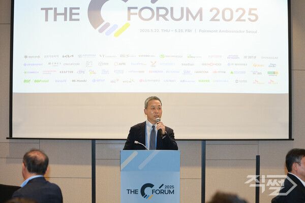 윤병운&nbsp;NH투자증권 대표가 20일 여의도 페어몬트 앰배서더 서울호텔에서 열린&nbsp;C포럼에서 인사말을 전하고 있다. [NH투자증권]