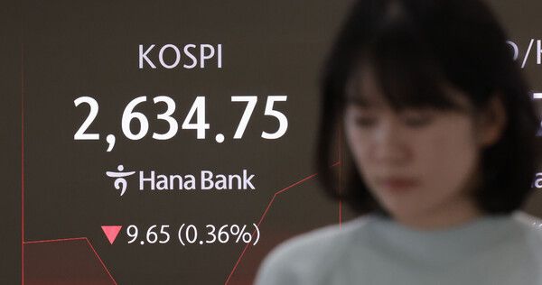 27일 서울 중구 하나은행 딜링룸 모습. [연합뉴스]