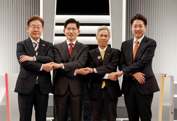 더불어민주당 이재명·국민의힘 김문수·민주노동당 권영국·개혁신당 이준석 대선후보가 23일 서울 영등포구 여의도 KBS 스튜디오에서 열린 제21대 대선 2차 후보자 토론회 시작에 앞서 기념 촬영하고 있다. [연합뉴스]