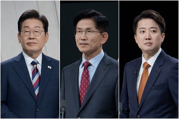 더불어민주당 이재명(왼쪽)·국민의힘 김문수·개혁신당 이준석 대선 후보가 27일 서울 마포구 상암동 MBC 스튜디오에서 진행된 정치 분야 TV토론회를 준비하고 있다. [연합뉴스]