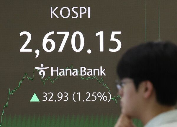 28일 서울 중구 하나은행 딜링룸 모습. [연합뉴스]